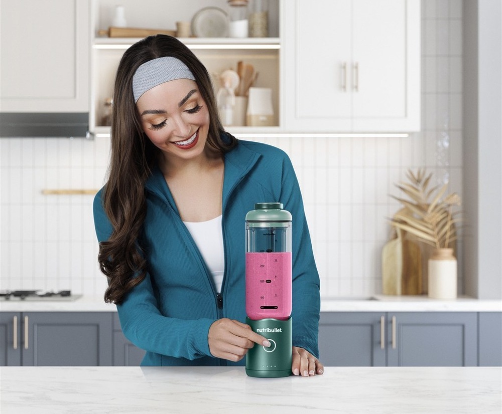 Příprava smoothie pomocí stolního mixéru Nutribullet Flex NBP013GR