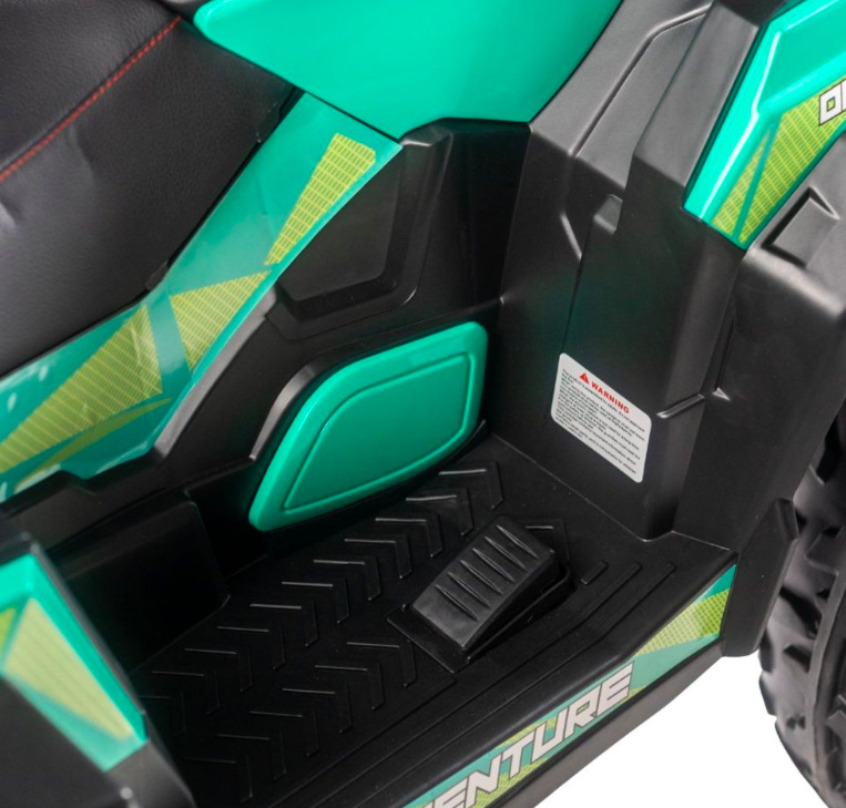 Detail pedálu a prostoru pro nohy dětské čtyřkolky BLUETOUCH