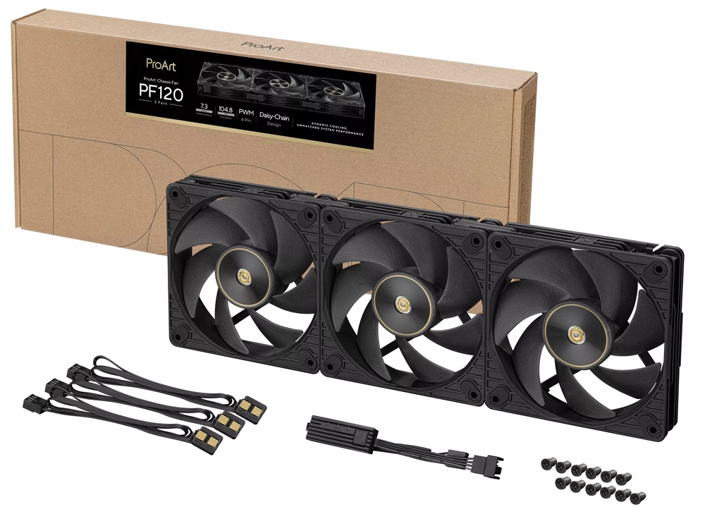 Ventilátor Asus ProArt PF120 Black 3in1, 120 mm, 3 ks černý Na obrázku je sada Ventilátor Asus ProArt PF120 (3in1) v černém provedení – tři 120mm ventilátory z různých úhlů. Dva ventilátory jsou vepředu nakloněné, třetí leží vzadu na plocho, takže je vidět jejich nízká tloušťka. Každý má černý čtvercový rám se čtyřmi montážními otvory a uvnitř široké černé lopatky. Uprostřed je typický kruhový střed s tenkým zlatavým kroužkem a kovovým středem. Na obrázku je sada Ventilátor Asus ProArt PF120 (3in1) v černém provedení včetně balení a příslušenství. Vzadu je hnědá kartonová krabice s nápisem ProArt PF120 (3 Pack) a obrázkem tří ventilátorů. Před ní jsou tři černé ventilátory spojené vedle sebe do jedné řady; každý má široké černé lopatky a uprostřed kruhový střed s tenkým zlatavým kroužkem. Dole jsou přiložené propojovací kabely s kontaktními konektory pro řetězení a také sada černých montážních šroubků.