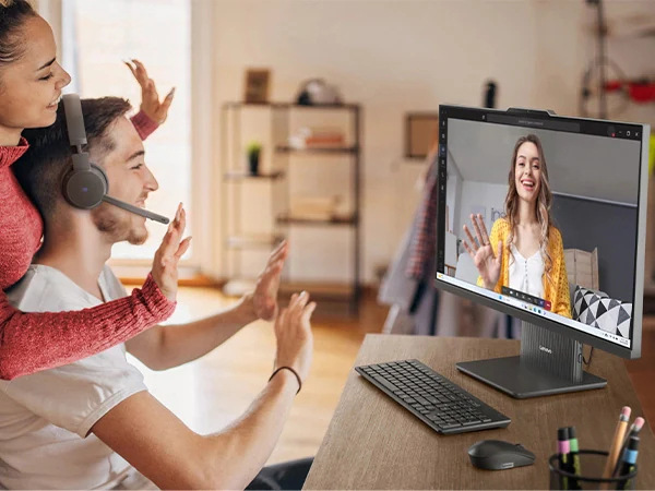 Počítač All In One Lenovo IdeaCentre 24IRH9 šedý Žena a muž telefonují prostřednictvím počítače Lenovo IdeaCentre