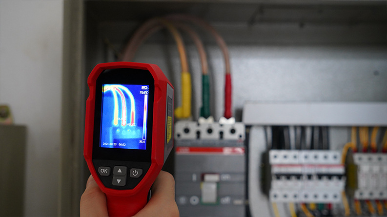 Termokamera UNI-T UTi712S nabízí automatickou detekci horkých a studených míst