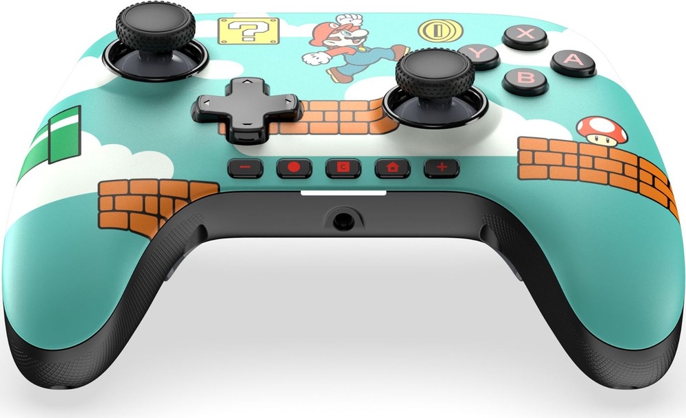 Na obrázku je černý drátový gamepad PowerA Advantage pro Nintendo Switch 2 z nízkého předního úhlu. Vidět jsou dva analogové joysticky s vroubkovaným povrchem, směrový kříž, tlačítka A, B, X a Y i spodní řada funkčních tlačítek. Uprostřed je logo Nintendo Switch 2 a na spodní hraně 3,5mm konektor pro headset. Rukojeti mají texturovaný povrch pro pevnější držení při hraní.