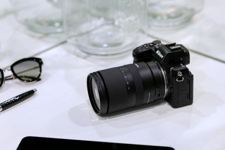 Objektiv Tamron 17-70 mm f/2.8 Di III-a RXD (Nikon) černý Stůl s fotoaparátem Nikon a objektivem Tamron 17–70 mm f/2.8 Di III-a RXD
