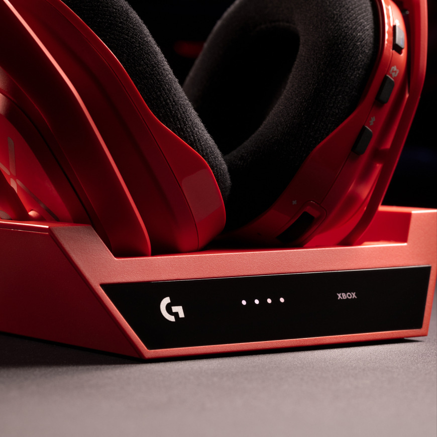 Headset Logitech G Astro A50 X Lightspeed Wireless + Base Station červený Detail nabíjecí základny headsetu Logitech G A50 X LIGHTSPEED s indikačními diodami