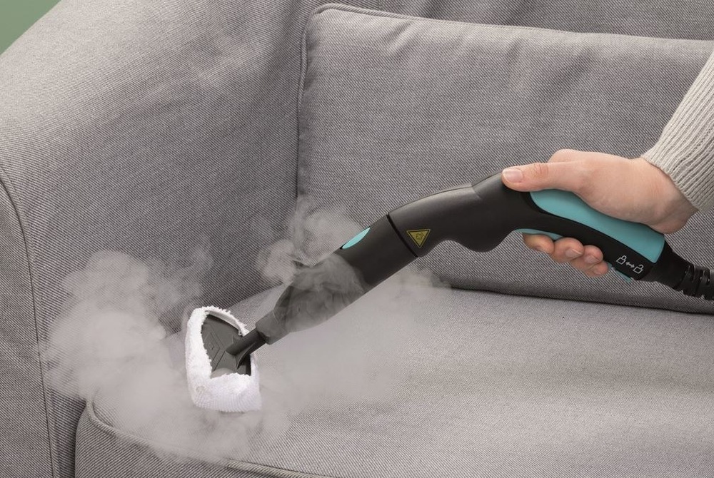 Parní čistič Ariete XVapor ART 4147/BL tmavě modrý Čištění šedého gauče pomocí parního čističe Ariete ART 4147/BL XVapor s nástavcem a návlekem na čalounění.