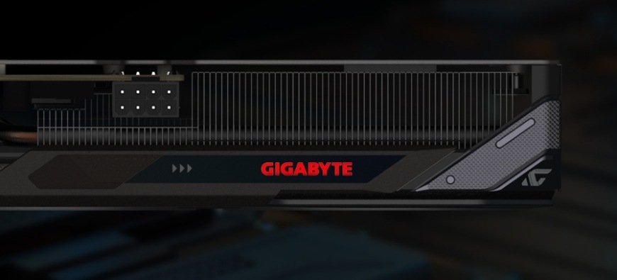 Boční pohled na logo GIGABYTE s RGB podsvícením na kartě GIGABYTE Radeon Gaming