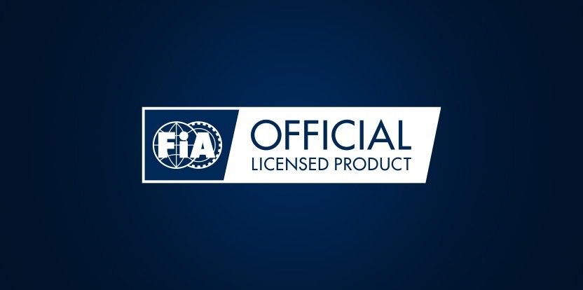 Obrázek má tmavě modré pozadí s bílým obdélníkovým pruhem. Je na něm nápis „FIA Official Licensed Product“ (Oficiální licencovaný produkt FIA) a logo připomínající zeměkouli a ozubené kolo.