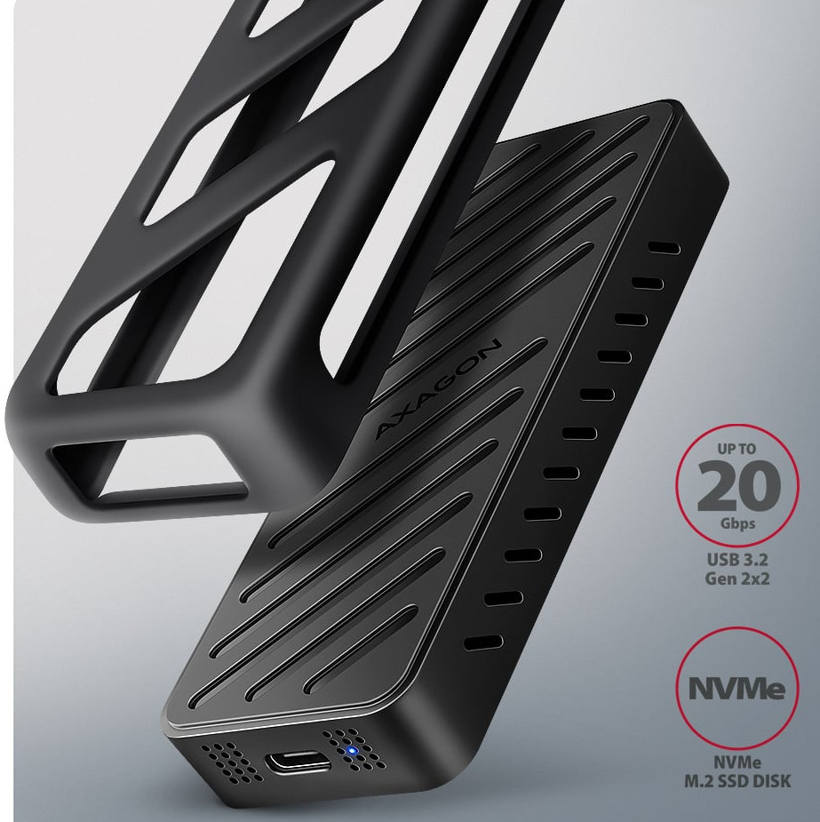 Na obrázku je černý externí box AXAGON pro M.2 NVMe SSD zachycený šikmo zepředu. Má podlouhlý kovový tvar s výraznými podélnými drážkami na horní straně a větracími otvory po boku. Na čele je USB-C konektor a dvě malé modré kontrolky. Vedle samotného boxu je zobrazený i odnímatelný ochranný silikonový obal. Vpravo jsou informační ikony zdůrazňující podporu NVMe a přenosovou rychlost až 20 Gb/s přes USB 3.2 Gen 2x2.
