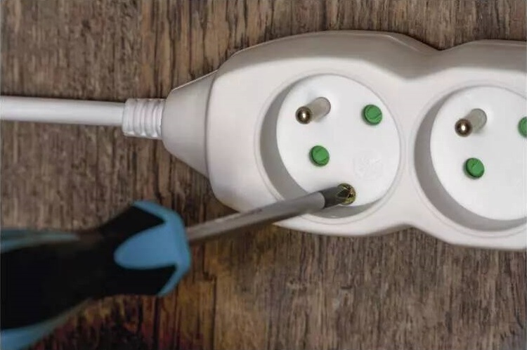 Kabel prodlužovací EMOS 6x zásuvka, vypínač, 3m bílá Kabel prodlužovací EMOS 6x zásuvka, vypínač, 3m bílá