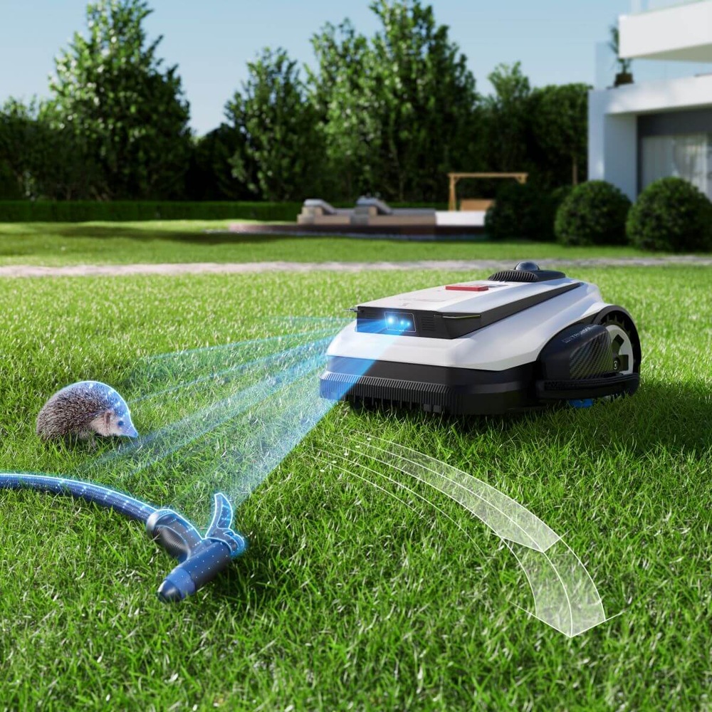 Robotická sekačka Ecovacs A3000 LiDAR PRO sekačka při provozu na hustém trávníku z bočního pohledu