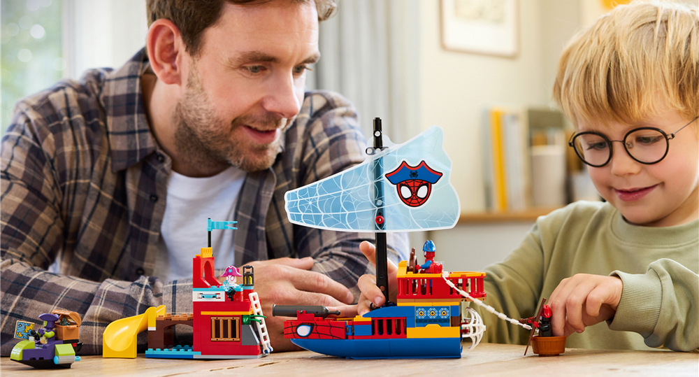 Stavebnice LEGO® Marvel Spidey a jeho úžasní přátelé 11208 Pirátská loď Spideyho týmu Pavoučí ostrov s hradem a skluzavkou spolu s menšími plavidly rozšiřuje svět plný pronásledování a dobrodružství.