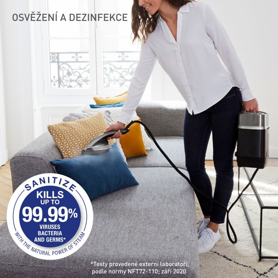 Žena dezinfikuje pohovku v obýváku pomocí napařovače Tefal QT2028F0 Ixeo Power