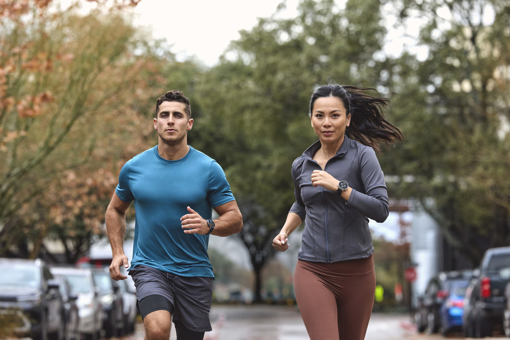 Chytré hodinky Amazfit Active 3 Premium modré Běžící žena a muž s hodinkami Amazfit Active 3 Premium na zápěstí