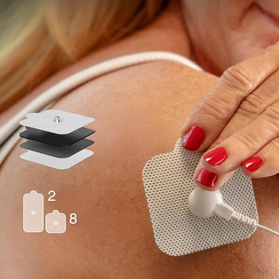 Elektrostimulátor iHealth Soothe TENS bílý Žena si aplikuje gelovou elektrodu TENS stimulátoru iHealth Soothe na pravé rameno