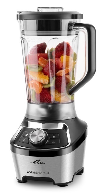 Stolní mixér ETA Vital Blend Mini II v nerezovém designu, s průhlednou nádobou plnou nakrájeného čerstvého ovoce jako jsou jahody, kiwi a mandarinky