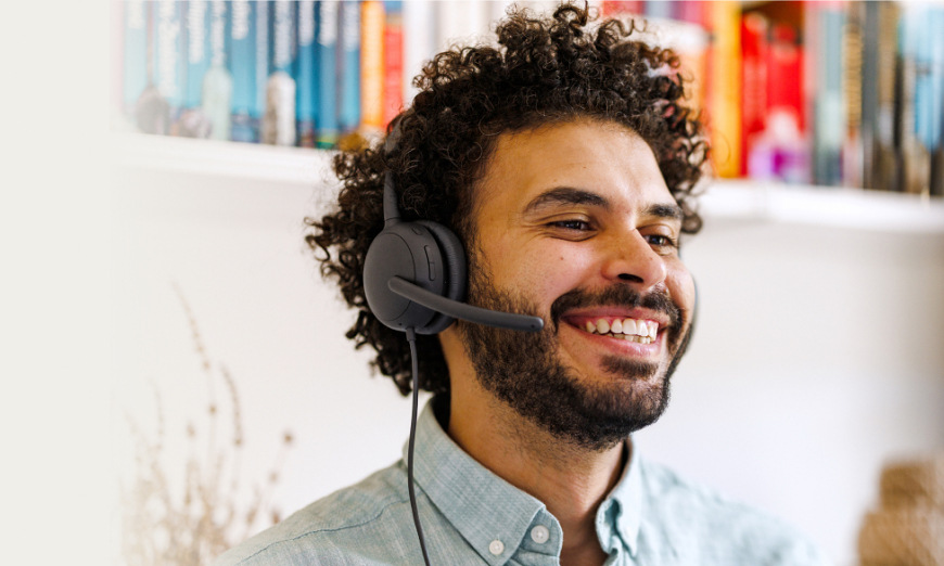 Headset Logitech Zone Wired 2 šedý Reálné použití headsetu Logitech Zone Wired 2 během online meetingu s důrazem na srozumitelný přenos hlasu a komfort při delším nošení