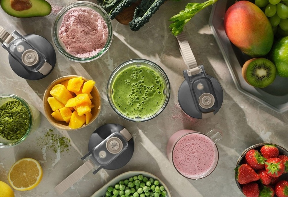 Na stole jsou víka mixéru Electrolux, misky s ovocem a sklenice s hotovým smoothiem.