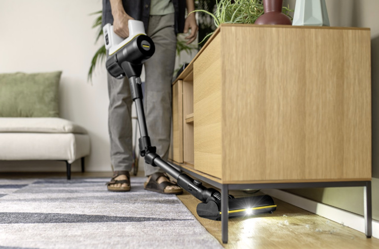 Vysávání pod nízkou skříňkou s flexibilní trubicí vysavače Kärcher VCS 5-28 Infinity Flex