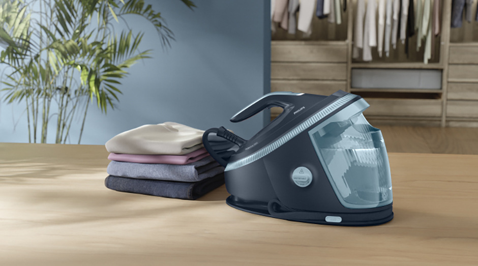 Žehlicí systém Philips 7200 Series PSG7200/20 tmavě modrý Žehlicí systém Philips PSG7200/20 7200 Series vedle poskládaného a vyžehleného prádla