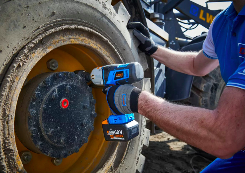 Použití rázového utahováku Narex ASR 600-3MTB při údržbě kola stavebního stroje