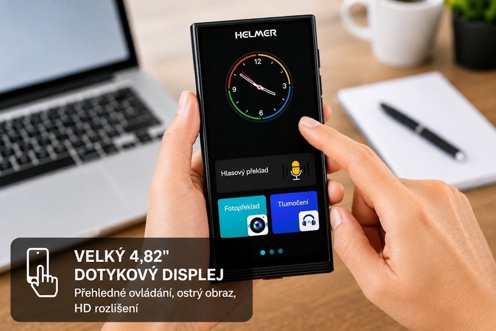 Hlasový překladač Helmer OTR 213 černý AI překladač Helmer OTR 213 v ruce při ovládání dotykového displeje s hlasovým překladem, fotopřekladem a tlumočením