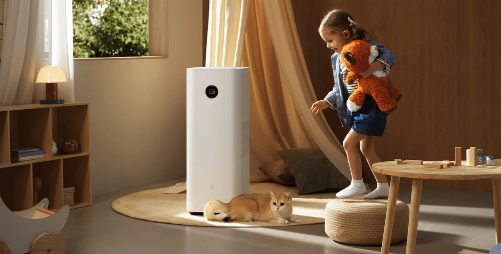 Čistička vzduchu Xiaomi Mijia Smart Air Purifier Max bílá čistička vzduchu Xiaomi Mijia Smart Air Purifier Max je postavena uprostřed dětského pokoje, vedle leží kočka a hraje si tam holčička.