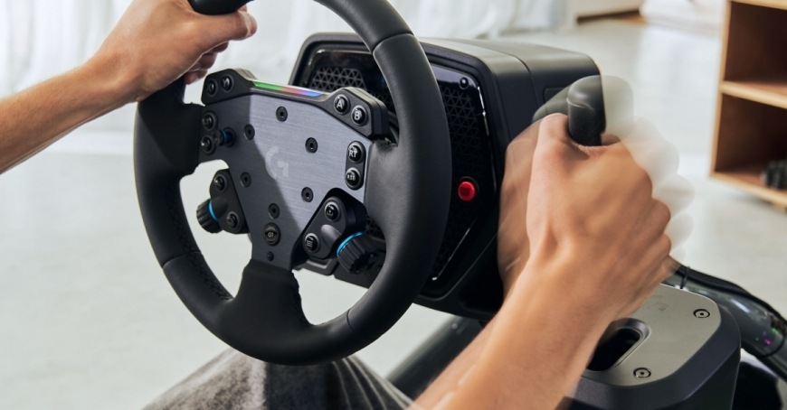 Volant Logitech RS50 System - PC černý Logitech RS50 System používaný s řadicí pákou v závodním kokpitu