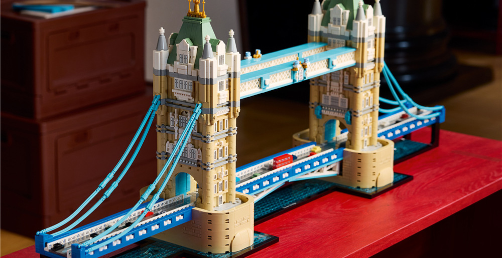 Model z 3 745 dílků LEGO měří 35 × 89 × 19 cm a stavění usnadňuje interaktivní 3D návod.