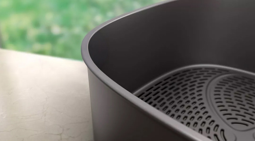 Detailní záběr na kousek horkovzdušné fritézy Philips NA547/07.