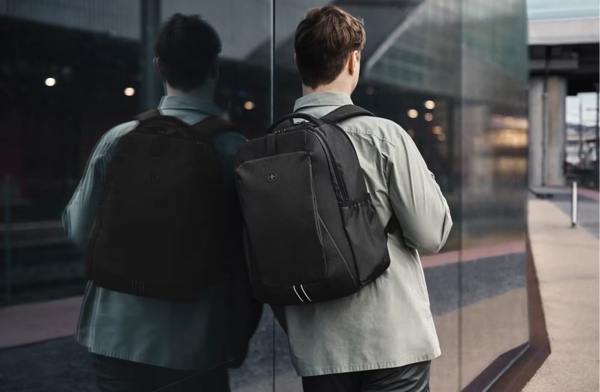 Batoh na notebook Wenger XE Professional 15.6" černý Muž s batohem Wenger XE Professional 15.6" na zádech
