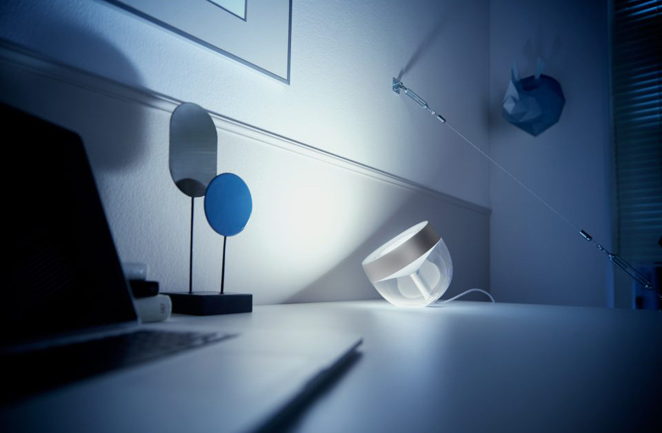 Stolní LED lampička Philips Hue Iris Gold Special Edition zlatá