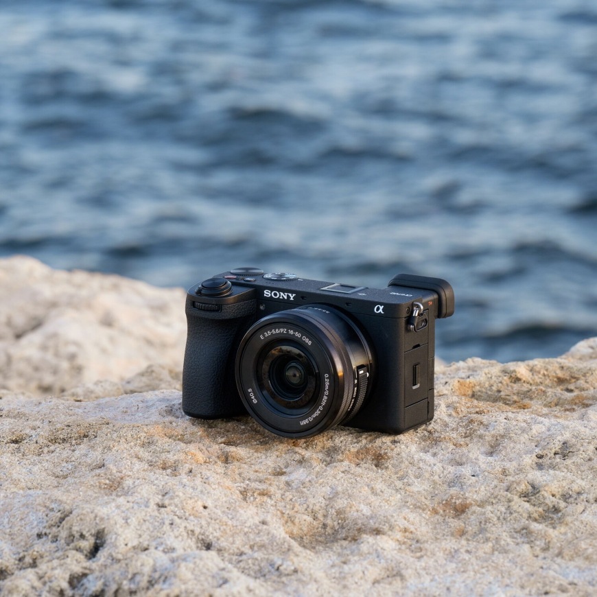 Fotoaparát Sony Alpha 6700 s nasazeným objektivem