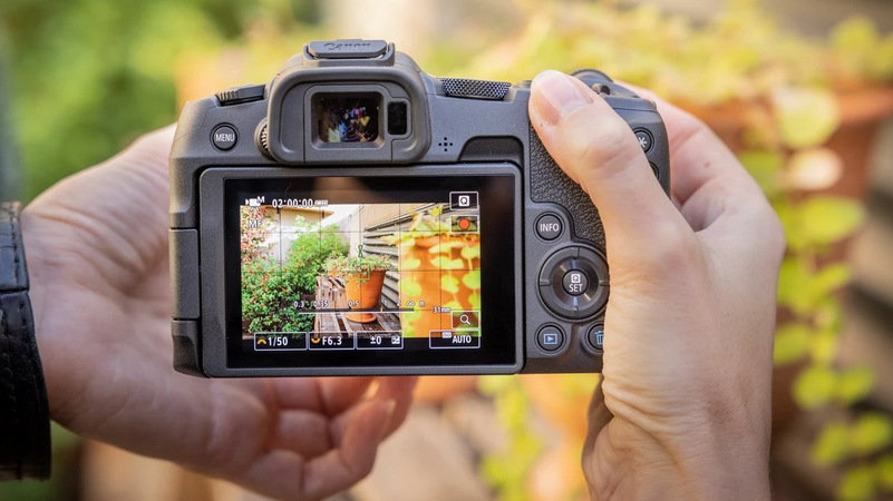 Digitální fotoaparát Canon EOS R8 tělo + LP-E17 kit černý Digitální fotoaparát Canon EOS R8 tělo + LP-E17 kit černý