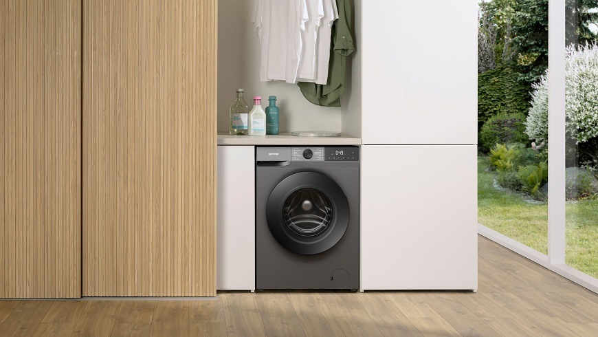 pračka Gorenje WG2P84A32G v místnosti