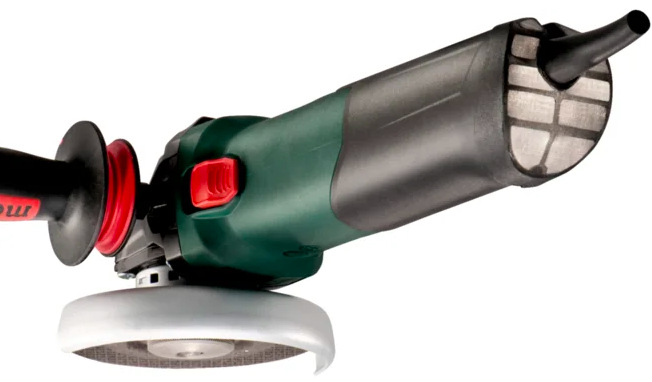 Úhlová bruska Metabo WEV 17-150 Quick Detail zadní části úhlové brusky s přívodním kabelem a ventilační mřížkou motoru