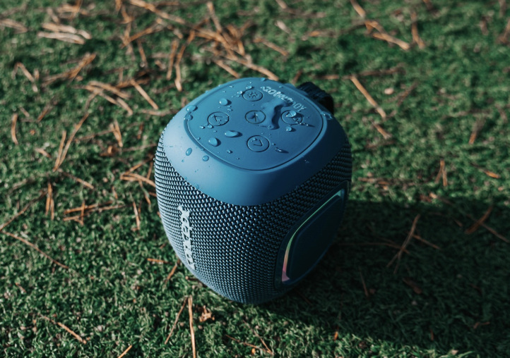Ovládací panel reproduktoru Concept SoundJoy BR5012 pokrytý kapkami vody