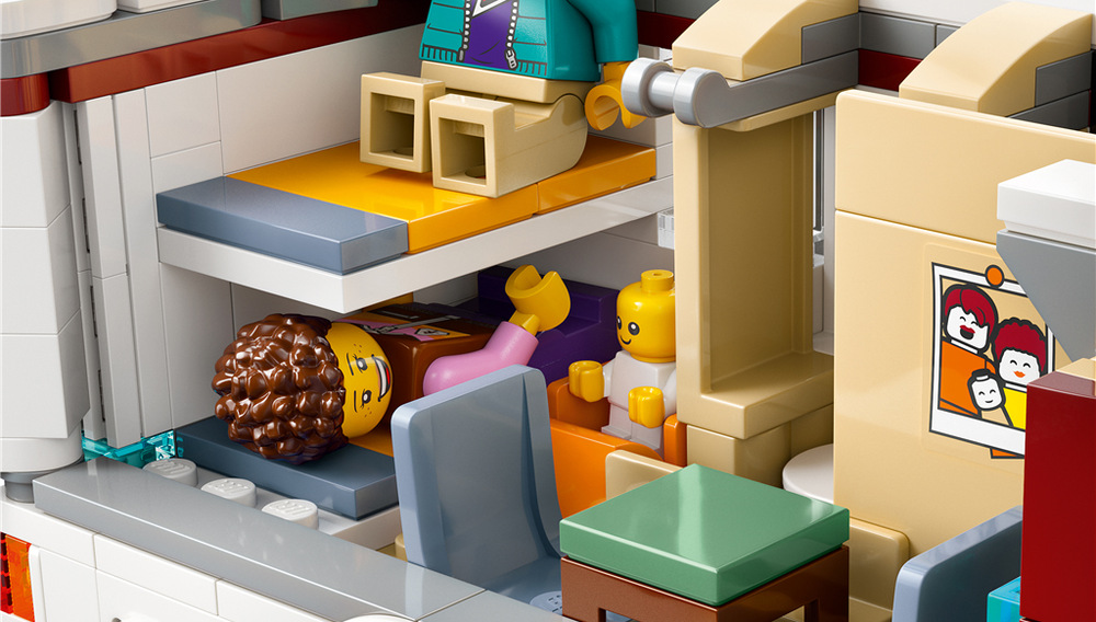 Stavebnice LEGO® City 60454 Prázdninový dobrodružný karavan Kytara, croissant a hrnky doplňují karavan a umožňují dětem vymýšlet vlastní příběhy z cest a táboření.