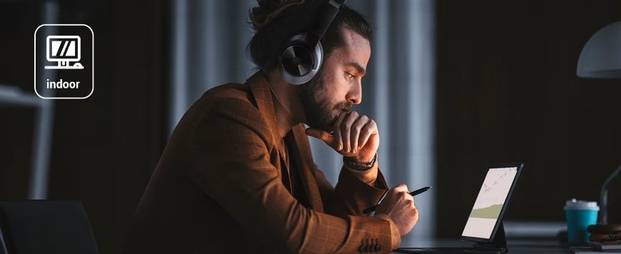 Sluchátka OneOdio Focus A10 bílá Muž pracující na notebooku používá sluchátka OneOdio Focus A10