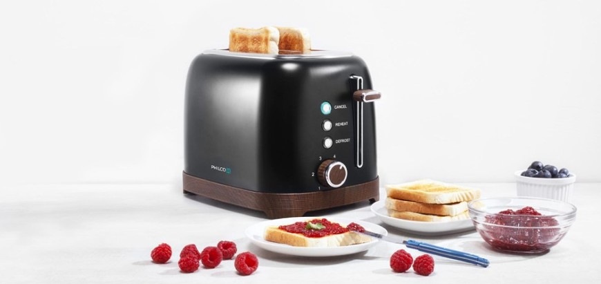 Topinkovač Philco PHTA 3711B černý Topinkovač Philco PHTA 3711B opéká různé druhy pečiva včetně bagelů a toustů