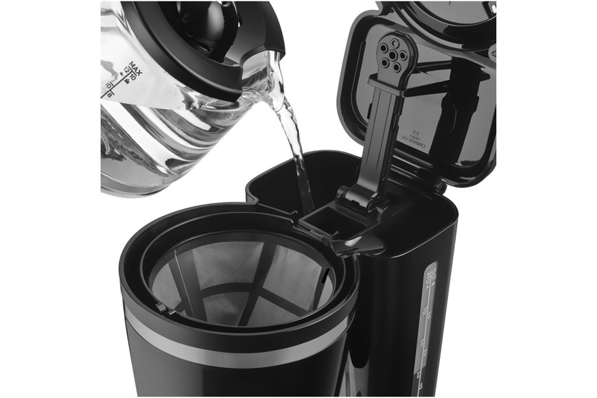 Překapávací kávovar Sencor SCE 2710BK Dark Line nabízí snadné doplňování vody díky dobře přístupné nádržce s přehledným ukazatelem hladiny. Praktická konstrukce s výklopným víkem a permanentním filtrem zajišťuje rychlou přípravu kávy i pohodlnou každodenní obsluhu.