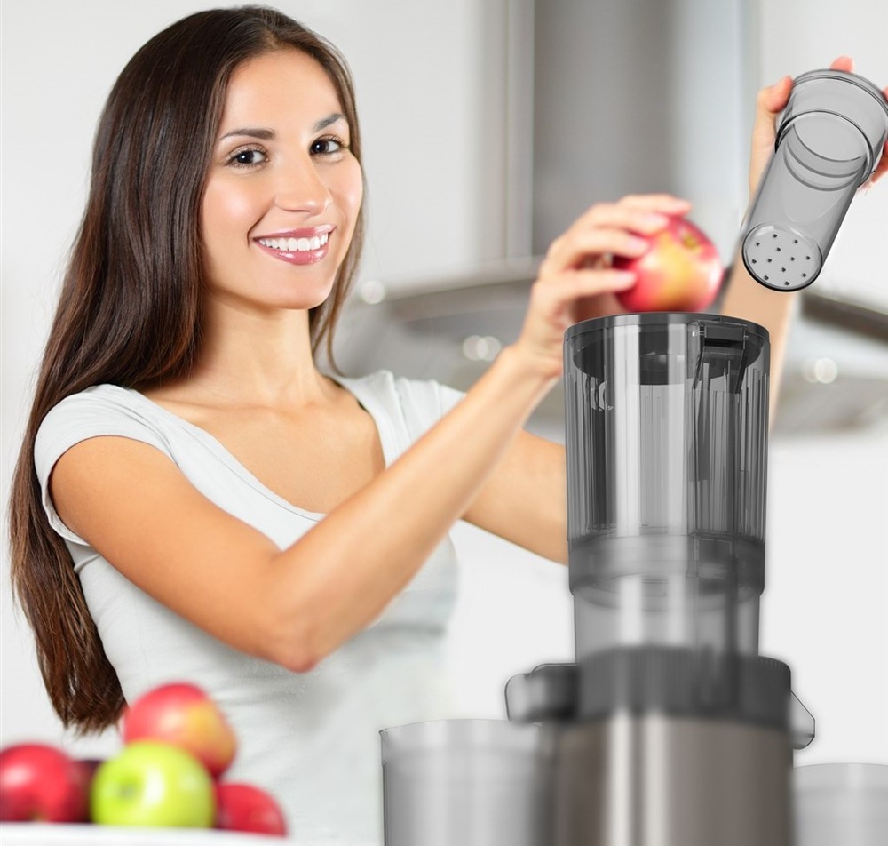 Odšťavňovač Black+Decker BXJE4800E nerez Do Black+Decker BXJE4800E šnekového odšťavňovače žena dává i celé jablko, plnící otvor je dostatečně široký.