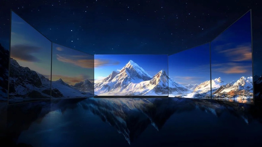 Televize Hisense 136MX vytváří panoramatický vizuální zážitek s obrazem zasněžených horských vrcholů a jejich odrazem na vodní hladině. Více propojených obrazových ploch zdůrazňuje široké pozorovací úhly.