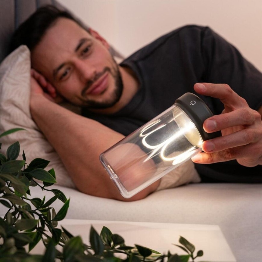 Noční magnetické LED světlo RETLUX vyzařuje teplé bílé světlo