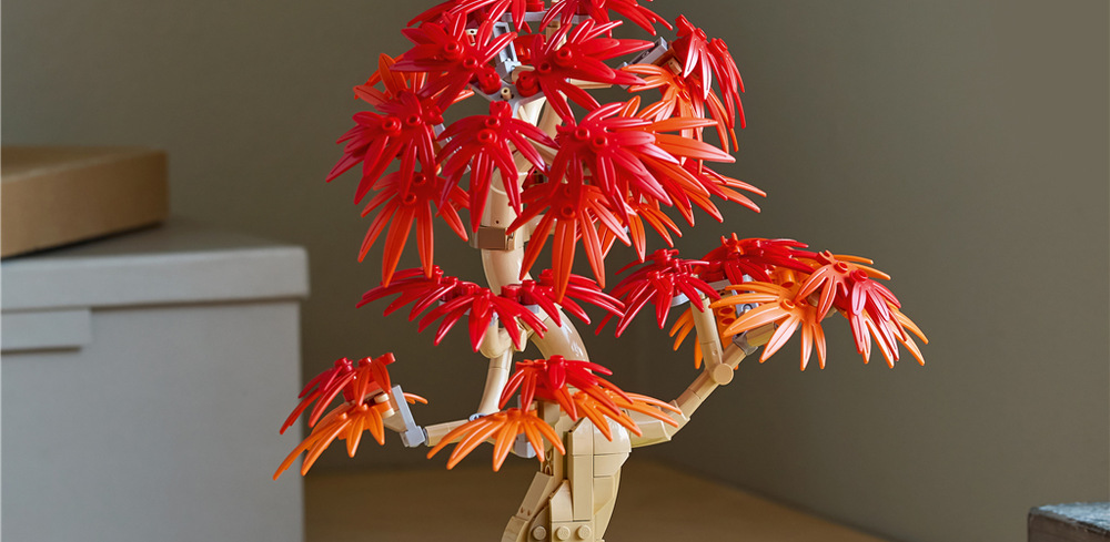Bonsaj můžete vystavit samostatně nebo ji kombinovat s dalšími rostlinami z kolekce LEGO Botanicals.