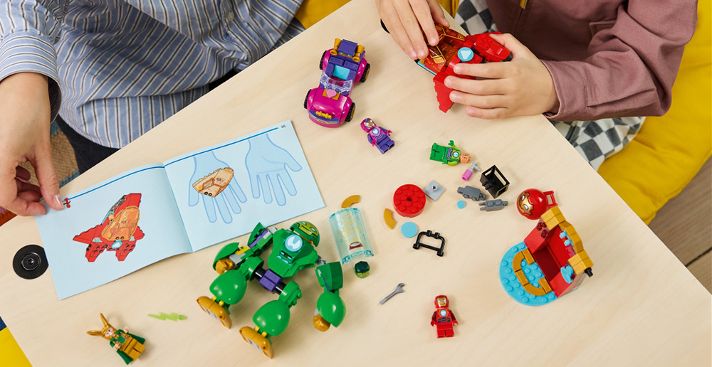 Čtyři minifigurky LEGO, tryskáč, auto a robotický oblek umožňují dětem kombinovat postavy a vymýšlet souboje.