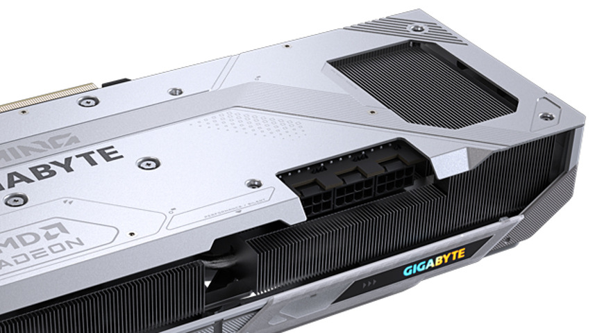 Grafická karta GIGABYTE Radeon RX 9070 XT GAMING OC ICE 16G bílá Zadní strana grafické karty GIGABYTE RX 9070 XT GAMING s kovovým backplate a RGB logem