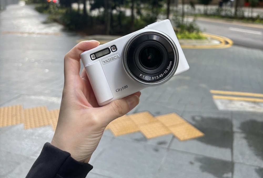 Yashica City 100 se spoléhá na výkonný CMOS snímač od Sony
