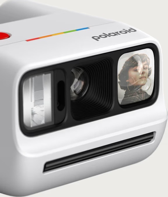 Fotoaparát Polaroid Go Gen 3 s tváří ženy v selfie zrcátku