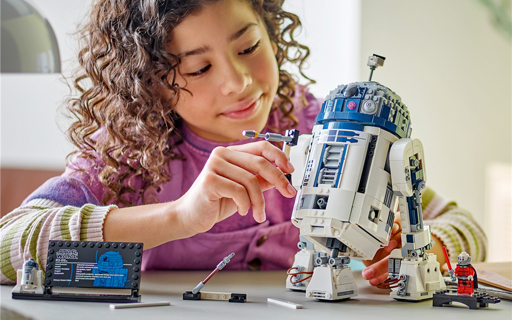 Stavebnice LEGO® Star Wars™ 75379 R2-D2™ Rozpoznatelný R2-D2 zaujme na výstavce a díky nastavitelným doplňkům můžete jeho vzhled snadno obměňovat.