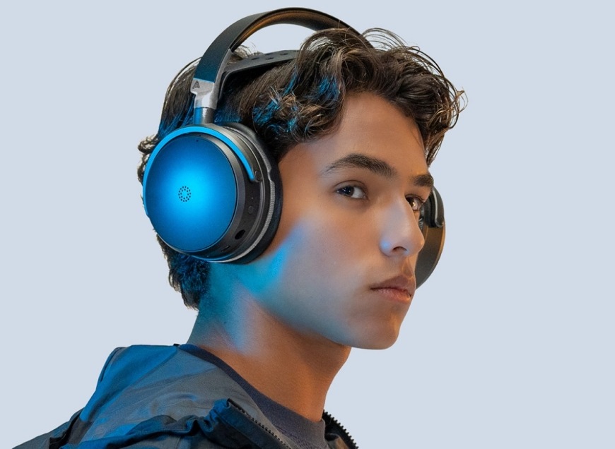 Headset Audeze Maxwell 2 ANC - Xbox černý Mladý muž s nasazeným headsetem Audeze Maxwell 2 ANC v portrétním záběru z profilu